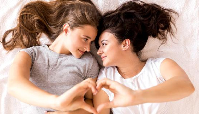 ¿Por qué más adolescentes mujeres eligen parejas del mismo sexo?