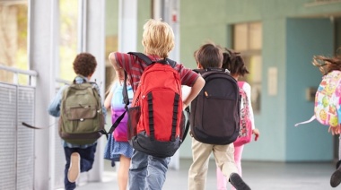 Mochilas, pantallas y sedentarismo: la combinación que afecta la columna desde la infancia