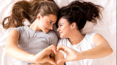 ¿Por qué más adolescentes mujeres eligen parejas del mismo sexo?