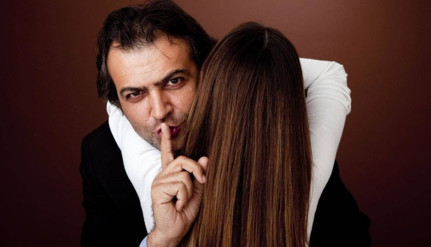 Mentiras que sostienen el deseo: cómo manipulan algunos hombres casados a sus amantes