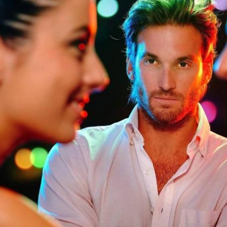 Celos extremos: ¿Una máscara para una identidad sexual oculta?
