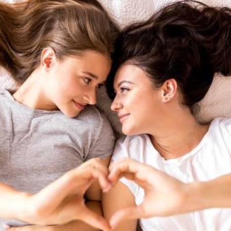 ¿Por qué más adolescentes mujeres eligen parejas del mismo sexo?